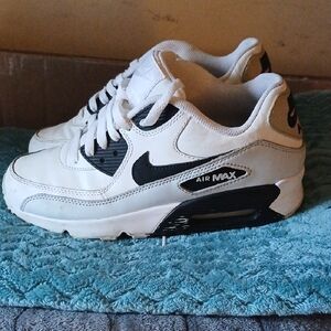 Kids Nike Air Max White and Black Athletic Shoes Size 6y